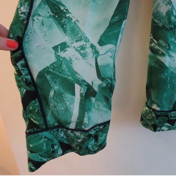 LE SUPERBE Staycation Wide Leg Pant in Emerald
Quartz Satin - Size 4 - Picture 5 of 6